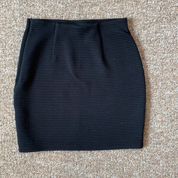 Ribbed body con black skirt - Picture 2 of 4